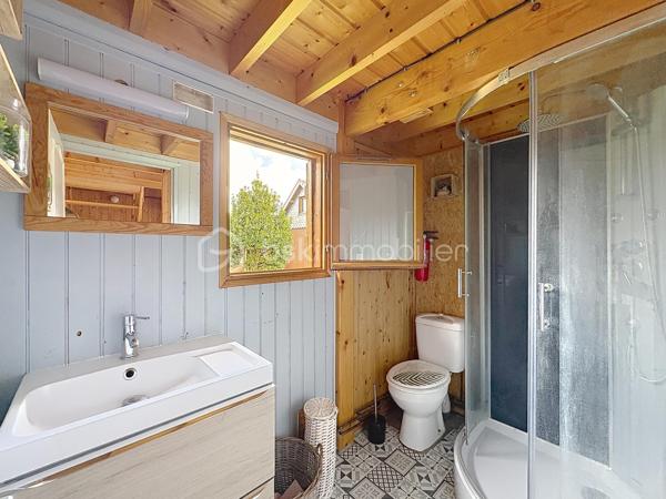 CABOURG, Exclusivité, Parc Résidentiel de Loisirs CALIFORNIA PARK avec piscine chauffée, tennis et étang, chalet de 30,53 m² Loi CARREZ (47,85 m² au sol), offrant : séjour donnant sur terrasse exposée SUD avec pergola, cuisine ouverte aménagée et équipée, deux chambres, salle d'eau avec wc. A l'étage : chambre en mezzanine. Appentis. Parcelle d'environ 200m² avec jardin au calme. Parking privatif pour deux à trois véhicules. Organisez votre visite dès maintenant !