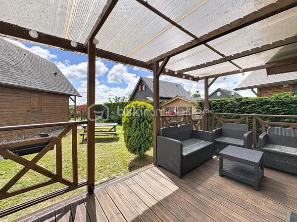 CABOURG, Exclusivité, Parc Résidentiel de Loisirs CALIFORNIA PARK avec piscine chauffée, tennis et étang, chalet de 30,53 m² Loi CARREZ (47,85 m² au sol), offrant : séjour donnant sur terrasse exposée SUD avec pergola, cuisine ouverte aménagée et équipée, deux chambres, salle d'eau avec wc. A l'étage : chambre en mezzanine. Appentis. Parcelle d'environ 200m² avec jardin au calme. Parking privatif pour deux à trois véhicules. Organisez votre visite dès maintenant !