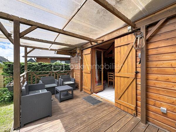 CABOURG, Exclusivité, Parc Résidentiel de Loisirs CALIFORNIA PARK avec piscine chauffée, tennis et étang, chalet de 30,53 m² Loi CARREZ (47,85 m² au sol), offrant : séjour donnant sur terrasse exposée SUD avec pergola, cuisine ouverte aménagée et équipée, deux chambres, salle d'eau avec wc. A l'étage : chambre en mezzanine. Appentis. Parcelle d'environ 200m² avec jardin au calme. Parking privatif pour deux à trois véhicules. Organisez votre visite dès maintenant !
