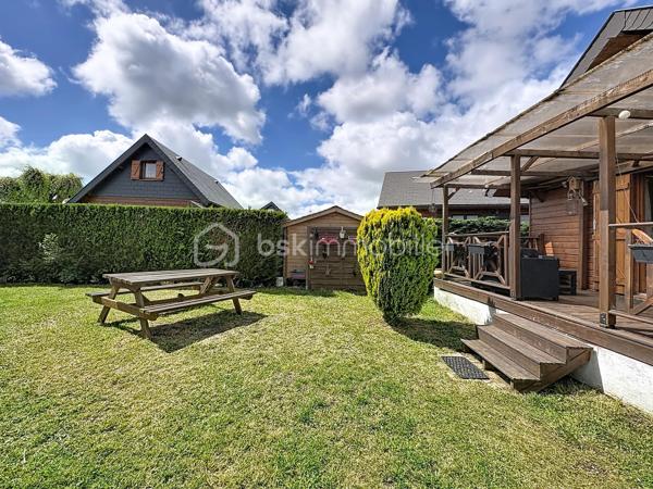 CABOURG, Exclusivité, Parc Résidentiel de Loisirs CALIFORNIA PARK avec piscine chauffée, tennis et étang, chalet de 30,53 m² Loi CARREZ (47,85 m² au sol), offrant : séjour donnant sur terrasse exposée SUD avec pergola, cuisine ouverte aménagée et équipée, deux chambres, salle d'eau avec wc. A l'étage : chambre en mezzanine. Appentis. Parcelle d'environ 200m² avec jardin au calme. Parking privatif pour deux à trois véhicules. Organisez votre visite dès maintenant !