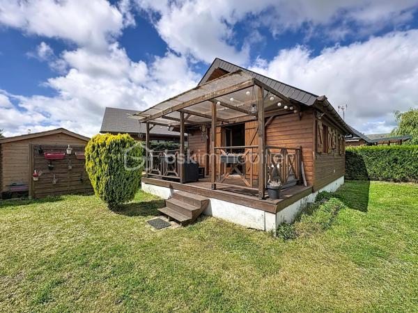 CABOURG, Exclusivité, Parc Résidentiel de Loisirs CALIFORNIA PARK avec piscine chauffée, tennis et étang, chalet de 30,53 m² Loi CARREZ (47,85 m² au sol), offrant : séjour donnant sur terrasse exposée SUD avec pergola, cuisine ouverte aménagée et équipée, deux chambres, salle d'eau avec wc. A l'étage : chambre en mezzanine. Appentis. Parcelle d'environ 200m² avec jardin au calme. Parking privatif pour deux à trois véhicules. Organisez votre visite dès maintenant !