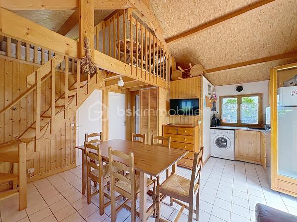 CABOURG, Exclusivité, Parc Résidentiel de Loisirs CALIFORNIA PARK avec piscine chauffée, tennis et étang, chalet de 30,53 m² Loi CARREZ (47,85 m² au sol), offrant : séjour donnant sur terrasse exposée SUD avec pergola, cuisine ouverte aménagée et équipée, deux chambres, salle d'eau avec wc. A l'étage : chambre en mezzanine. Appentis. Parcelle d'environ 200m² avec jardin au calme. Parking privatif pour deux à trois véhicules. Organisez votre visite dès maintenant !