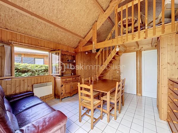 CABOURG, Exclusivité, Parc Résidentiel de Loisirs CALIFORNIA PARK avec piscine chauffée, tennis et étang, chalet de 30,53 m² Loi CARREZ (47,85 m² au sol), offrant : séjour donnant sur terrasse exposée SUD avec pergola, cuisine ouverte aménagée et équipée, deux chambres, salle d'eau avec wc. A l'étage : chambre en mezzanine. Appentis. Parcelle d'environ 200m² avec jardin au calme. Parking privatif pour deux à trois véhicules. Organisez votre visite dès maintenant !