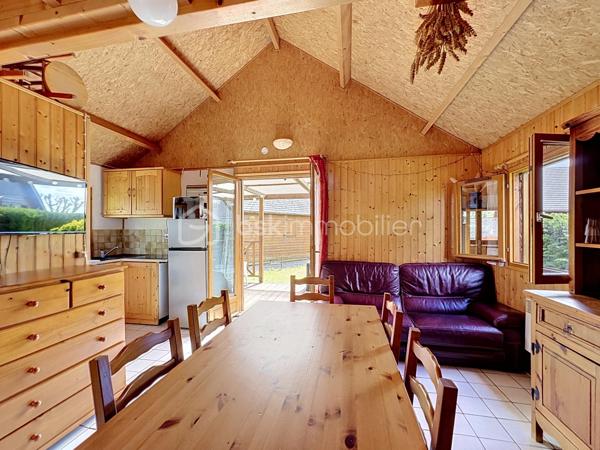 CABOURG, Exclusivité, Parc Résidentiel de Loisirs CALIFORNIA PARK avec piscine chauffée, tennis et étang, chalet de 30,53 m² Loi CARREZ (47,85 m² au sol), offrant : séjour donnant sur terrasse exposée SUD avec pergola, cuisine ouverte aménagée et équipée, deux chambres, salle d'eau avec wc. A l'étage : chambre en mezzanine. Appentis. Parcelle d'environ 200m² avec jardin au calme. Parking privatif pour deux à trois véhicules. Organisez votre visite dès maintenant !