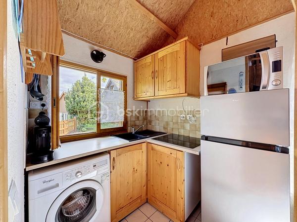 CABOURG, Exclusivité, Parc Résidentiel de Loisirs CALIFORNIA PARK avec piscine chauffée, tennis et étang, chalet de 30,53 m² Loi CARREZ (47,85 m² au sol), offrant : séjour donnant sur terrasse exposée SUD avec pergola, cuisine ouverte aménagée et équipée, deux chambres, salle d'eau avec wc. A l'étage : chambre en mezzanine. Appentis. Parcelle d'environ 200m² avec jardin au calme. Parking privatif pour deux à trois véhicules. Organisez votre visite dès maintenant !