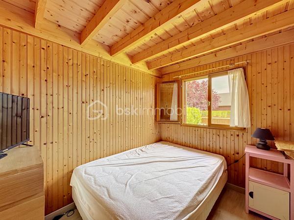 CABOURG, Exclusivité, Parc Résidentiel de Loisirs CALIFORNIA PARK avec piscine chauffée, tennis et étang, chalet de 30,53 m² Loi CARREZ (47,85 m² au sol), offrant : séjour donnant sur terrasse exposée SUD avec pergola, cuisine ouverte aménagée et équipée, deux chambres, salle d'eau avec wc. A l'étage : chambre en mezzanine. Appentis. Parcelle d'environ 200m² avec jardin au calme. Parking privatif pour deux à trois véhicules. Organisez votre visite dès maintenant !