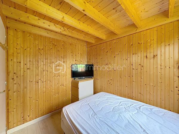 CABOURG, Exclusivité, Parc Résidentiel de Loisirs CALIFORNIA PARK avec piscine chauffée, tennis et étang, chalet de 30,53 m² Loi CARREZ (47,85 m² au sol), offrant : séjour donnant sur terrasse exposée SUD avec pergola, cuisine ouverte aménagée et équipée, deux chambres, salle d'eau avec wc. A l'étage : chambre en mezzanine. Appentis. Parcelle d'environ 200m² avec jardin au calme. Parking privatif pour deux à trois véhicules. Organisez votre visite dès maintenant !