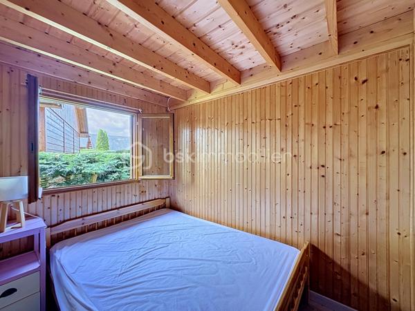 CABOURG, Exclusivité, Parc Résidentiel de Loisirs CALIFORNIA PARK avec piscine chauffée, tennis et étang, chalet de 30,53 m² Loi CARREZ (47,85 m² au sol), offrant : séjour donnant sur terrasse exposée SUD avec pergola, cuisine ouverte aménagée et équipée, deux chambres, salle d'eau avec wc. A l'étage : chambre en mezzanine. Appentis. Parcelle d'environ 200m² avec jardin au calme. Parking privatif pour deux à trois véhicules. Organisez votre visite dès maintenant !