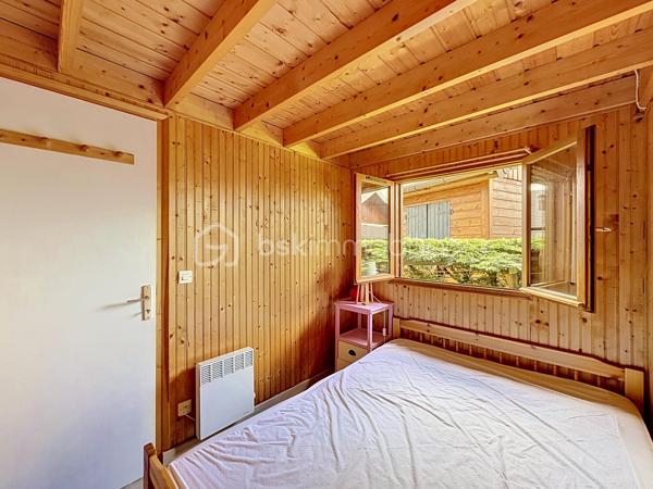 CABOURG, Exclusivité, Parc Résidentiel de Loisirs CALIFORNIA PARK avec piscine chauffée, tennis et étang, chalet de 30,53 m² Loi CARREZ (47,85 m² au sol), offrant : séjour donnant sur terrasse exposée SUD avec pergola, cuisine ouverte aménagée et équipée, deux chambres, salle d'eau avec wc. A l'étage : chambre en mezzanine. Appentis. Parcelle d'environ 200m² avec jardin au calme. Parking privatif pour deux à trois véhicules. Organisez votre visite dès maintenant !