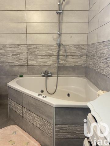 Maison 7 pièces de 225 m² à Saint-Pierre (97410)