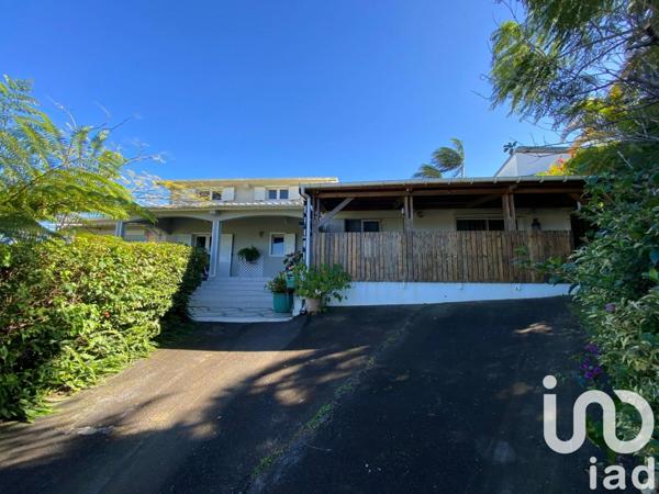 Maison 7 pièces de 225 m² à Saint-Pierre (97410)