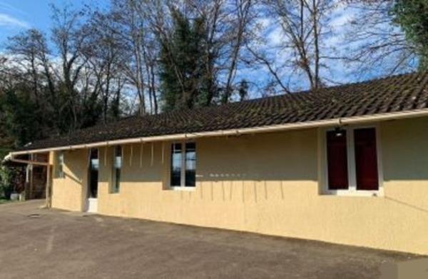 Maison 5 pièces130 m2 et dépendance 50m² sur terrain de 1165m² située à Paron