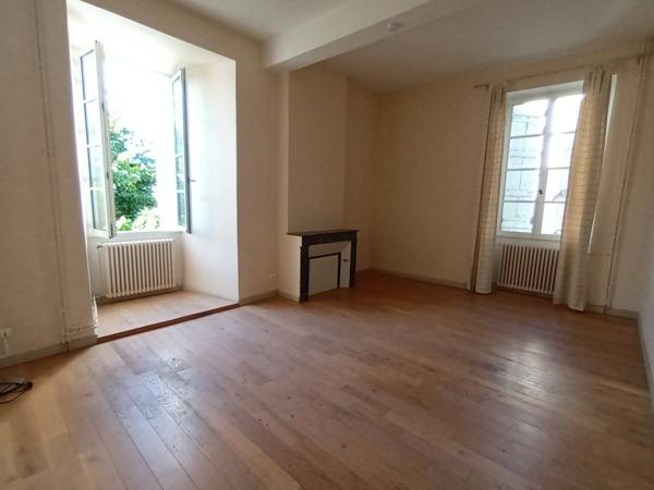 Maison spacieuse plein centre ville Aiguillon