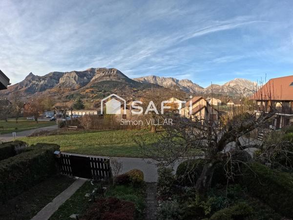 Studio meublé avec un balcon et une vue dégagée