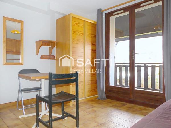 Studio meublé avec un balcon et une vue dégagée