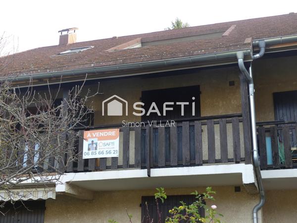 Studio meublé avec un balcon et une vue dégagée