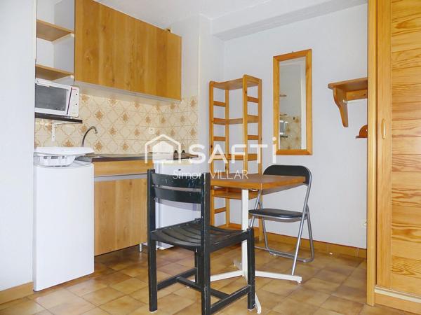 Studio meublé avec un balcon et une vue dégagée