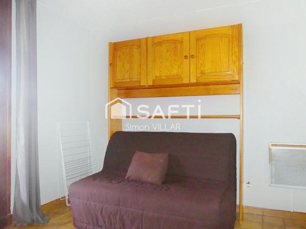 Studio meublé avec un balcon et une vue dégagée