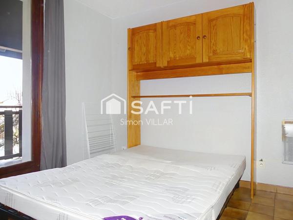 Studio meublé avec un balcon et une vue dégagée