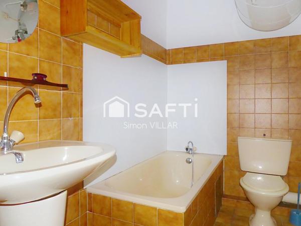 Studio meublé avec un balcon et une vue dégagée