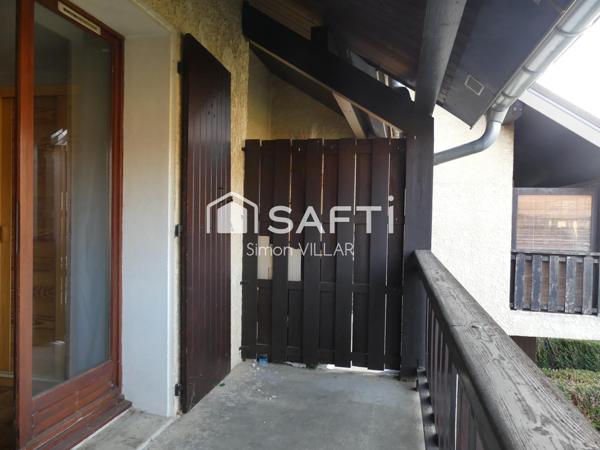 Studio meublé avec un balcon et une vue dégagée