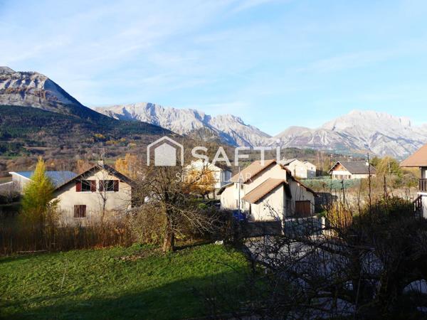 Studio meublé avec un balcon et une vue dégagée