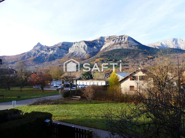 Studio meublé avec un balcon et une vue dégagée
