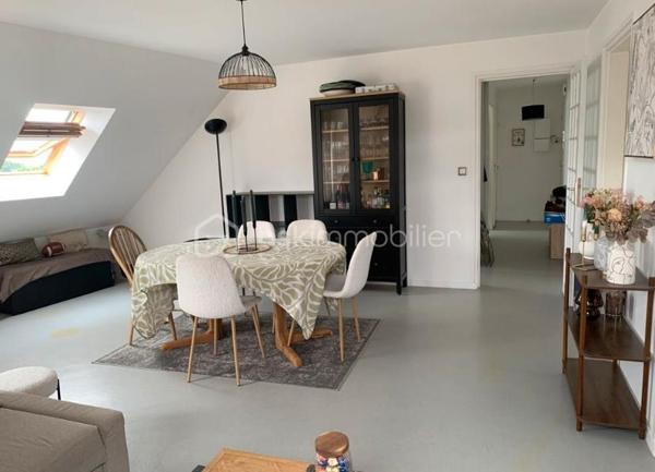 "VISITE VIRTUELLE DISPONIBLE SUR DEMANDE"

En Exclusivité appartement T2 de 54,73m² lumineux, terrasse et parking, actuellement loué – Centre-ville

Idéalement situé en plein cœur du centre-ville de Ploërmel, découvrez ce charmant appartement T2 baigné de lumière, actuellement loué 680€/mois.

Il se compose d’une belle pièce de vie lumineuse, d’une cuisine équipée attenante, d’une chambre confortable ainsi que d’un bureau, idéal pour le télétravail ou un espace supplémentaire. Vous trouverez également une salle de bain et des WC séparés.

Côté extérieur, une petite terrasse permet de profiter d’un espace agréable.

Situé au 3ème et dernier étage (sans ascenseur) dans un immeuble sécurisé avec interphone, ce bien offre un cadre de vie pratique et rassurant

Les atouts supplémentaires :

Place de parking privative, un véritable avantage en centre-ville

Local vélos dans la résidence

Proximité immédiate des commerces, services et transports

Cet appartement fonctionnel et lumineux est idéal pour un premier achat, un pied-à-terre ou un investissement locatif

Charges de copropriété annuel : environ 850€