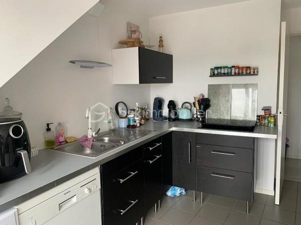 "VISITE VIRTUELLE DISPONIBLE SUR DEMANDE"

En Exclusivité appartement T2 de 54,73m² lumineux, terrasse et parking, actuellement loué – Centre-ville

Idéalement situé en plein cœur du centre-ville de Ploërmel, découvrez ce charmant appartement T2 baigné de lumière, actuellement loué 680€/mois.

Il se compose d’une belle pièce de vie lumineuse, d’une cuisine équipée attenante, d’une chambre confortable ainsi que d’un bureau, idéal pour le télétravail ou un espace supplémentaire. Vous trouverez également une salle de bain et des WC séparés.

Côté extérieur, une petite terrasse permet de profiter d’un espace agréable.

Situé au 3ème et dernier étage (sans ascenseur) dans un immeuble sécurisé avec interphone, ce bien offre un cadre de vie pratique et rassurant

Les atouts supplémentaires :

Place de parking privative, un véritable avantage en centre-ville

Local vélos dans la résidence

Proximité immédiate des commerces, services et transports

Cet appartement fonctionnel et lumineux est idéal pour un premier achat, un pied-à-terre ou un investissement locatif

Charges de copropriété annuel : environ 850€