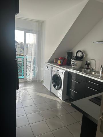 "VISITE VIRTUELLE DISPONIBLE SUR DEMANDE"

En Exclusivité appartement T2 de 54,73m² lumineux, terrasse et parking, actuellement loué – Centre-ville

Idéalement situé en plein cœur du centre-ville de Ploërmel, découvrez ce charmant appartement T2 baigné de lumière, actuellement loué 680€/mois.

Il se compose d’une belle pièce de vie lumineuse, d’une cuisine équipée attenante, d’une chambre confortable ainsi que d’un bureau, idéal pour le télétravail ou un espace supplémentaire. Vous trouverez également une salle de bain et des WC séparés.

Côté extérieur, une petite terrasse permet de profiter d’un espace agréable.

Situé au 3ème et dernier étage (sans ascenseur) dans un immeuble sécurisé avec interphone, ce bien offre un cadre de vie pratique et rassurant

Les atouts supplémentaires :

Place de parking privative, un véritable avantage en centre-ville

Local vélos dans la résidence

Proximité immédiate des commerces, services et transports

Cet appartement fonctionnel et lumineux est idéal pour un premier achat, un pied-à-terre ou un investissement locatif

Charges de copropriété annuel : environ 850€