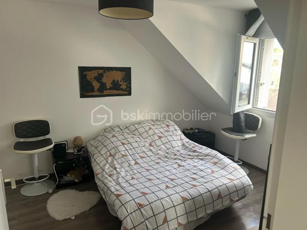"VISITE VIRTUELLE DISPONIBLE SUR DEMANDE"

En Exclusivité appartement T2 de 54,73m² lumineux, terrasse et parking, actuellement loué – Centre-ville

Idéalement situé en plein cœur du centre-ville de Ploërmel, découvrez ce charmant appartement T2 baigné de lumière, actuellement loué 680€/mois.

Il se compose d’une belle pièce de vie lumineuse, d’une cuisine équipée attenante, d’une chambre confortable ainsi que d’un bureau, idéal pour le télétravail ou un espace supplémentaire. Vous trouverez également une salle de bain et des WC séparés.

Côté extérieur, une petite terrasse permet de profiter d’un espace agréable.

Situé au 3ème et dernier étage (sans ascenseur) dans un immeuble sécurisé avec interphone, ce bien offre un cadre de vie pratique et rassurant

Les atouts supplémentaires :

Place de parking privative, un véritable avantage en centre-ville

Local vélos dans la résidence

Proximité immédiate des commerces, services et transports

Cet appartement fonctionnel et lumineux est idéal pour un premier achat, un pied-à-terre ou un investissement locatif

Charges de copropriété annuel : environ 850€