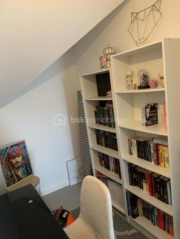 "VISITE VIRTUELLE DISPONIBLE SUR DEMANDE"

En Exclusivité appartement T2 de 54,73m² lumineux, terrasse et parking, actuellement loué – Centre-ville

Idéalement situé en plein cœur du centre-ville de Ploërmel, découvrez ce charmant appartement T2 baigné de lumière, actuellement loué 680€/mois.

Il se compose d’une belle pièce de vie lumineuse, d’une cuisine équipée attenante, d’une chambre confortable ainsi que d’un bureau, idéal pour le télétravail ou un espace supplémentaire. Vous trouverez également une salle de bain et des WC séparés.

Côté extérieur, une petite terrasse permet de profiter d’un espace agréable.

Situé au 3ème et dernier étage (sans ascenseur) dans un immeuble sécurisé avec interphone, ce bien offre un cadre de vie pratique et rassurant

Les atouts supplémentaires :

Place de parking privative, un véritable avantage en centre-ville

Local vélos dans la résidence

Proximité immédiate des commerces, services et transports

Cet appartement fonctionnel et lumineux est idéal pour un premier achat, un pied-à-terre ou un investissement locatif

Charges de copropriété annuel : environ 850€