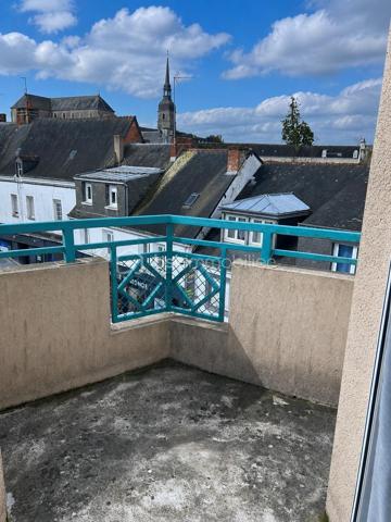 "VISITE VIRTUELLE DISPONIBLE SUR DEMANDE"

En Exclusivité appartement T2 de 54,73m² lumineux, terrasse et parking, actuellement loué – Centre-ville

Idéalement situé en plein cœur du centre-ville de Ploërmel, découvrez ce charmant appartement T2 baigné de lumière, actuellement loué 680€/mois.

Il se compose d’une belle pièce de vie lumineuse, d’une cuisine équipée attenante, d’une chambre confortable ainsi que d’un bureau, idéal pour le télétravail ou un espace supplémentaire. Vous trouverez également une salle de bain et des WC séparés.

Côté extérieur, une petite terrasse permet de profiter d’un espace agréable.

Situé au 3ème et dernier étage (sans ascenseur) dans un immeuble sécurisé avec interphone, ce bien offre un cadre de vie pratique et rassurant

Les atouts supplémentaires :

Place de parking privative, un véritable avantage en centre-ville

Local vélos dans la résidence

Proximité immédiate des commerces, services et transports

Cet appartement fonctionnel et lumineux est idéal pour un premier achat, un pied-à-terre ou un investissement locatif

Charges de copropriété annuel : environ 850€