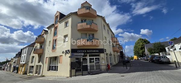 "VISITE VIRTUELLE DISPONIBLE SUR DEMANDE"

En Exclusivité appartement T2 de 54,73m² lumineux, terrasse et parking, actuellement loué – Centre-ville

Idéalement situé en plein cœur du centre-ville de Ploërmel, découvrez ce charmant appartement T2 baigné de lumière, actuellement loué 680€/mois.

Il se compose d’une belle pièce de vie lumineuse, d’une cuisine équipée attenante, d’une chambre confortable ainsi que d’un bureau, idéal pour le télétravail ou un espace supplémentaire. Vous trouverez également une salle de bain et des WC séparés.

Côté extérieur, une petite terrasse permet de profiter d’un espace agréable.

Situé au 3ème et dernier étage (sans ascenseur) dans un immeuble sécurisé avec interphone, ce bien offre un cadre de vie pratique et rassurant

Les atouts supplémentaires :

Place de parking privative, un véritable avantage en centre-ville

Local vélos dans la résidence

Proximité immédiate des commerces, services et transports

Cet appartement fonctionnel et lumineux est idéal pour un premier achat, un pied-à-terre ou un investissement locatif

Charges de copropriété annuel : environ 850€