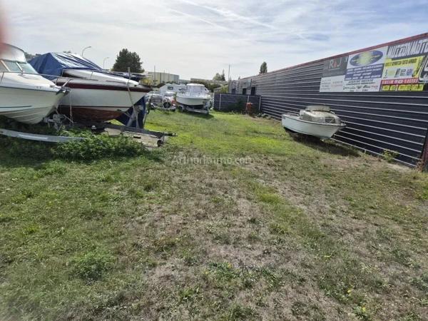 Vente                                                      Fonds de commerce
                        
                     2 pièces                      330 m2                     à Muizon