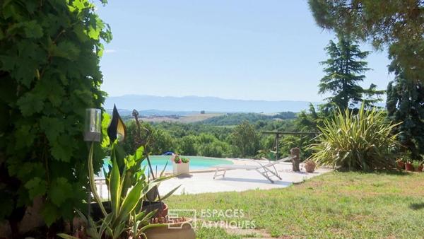 Le panorama d’une maison singulière en Ardèche.