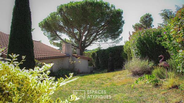 Le panorama d’une maison singulière en Ardèche.