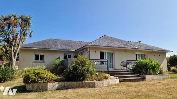 PLAIN-PIED DE TROIS CHAMBRES-JOLI JARDIN AVEC TERRASSE