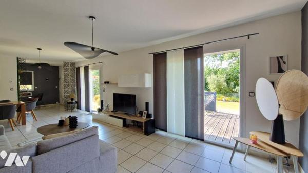 PLAIN-PIED DE TROIS CHAMBRES-JOLI JARDIN AVEC TERRASSE