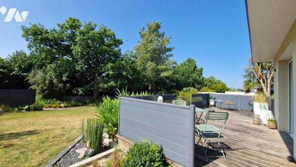 PLAIN-PIED DE TROIS CHAMBRES-JOLI JARDIN AVEC TERRASSE