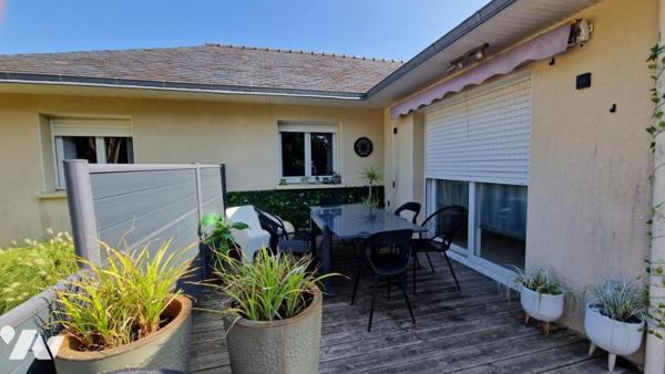 PLAIN-PIED DE TROIS CHAMBRES-JOLI JARDIN AVEC TERRASSE