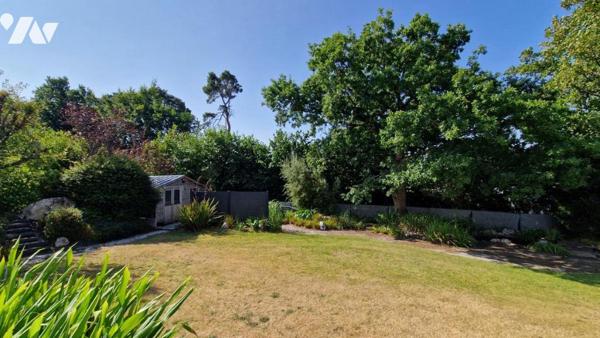PLAIN-PIED DE TROIS CHAMBRES-JOLI JARDIN AVEC TERRASSE