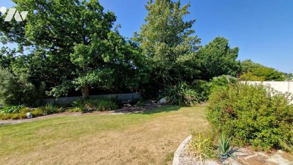 PLAIN-PIED DE TROIS CHAMBRES-JOLI JARDIN AVEC TERRASSE