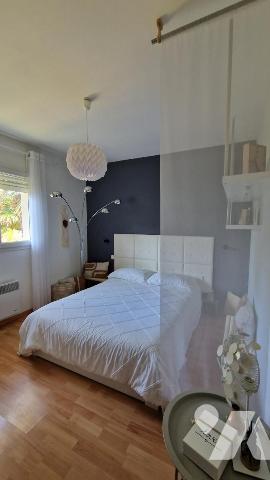 PLAIN-PIED DE TROIS CHAMBRES-JOLI JARDIN AVEC TERRASSE