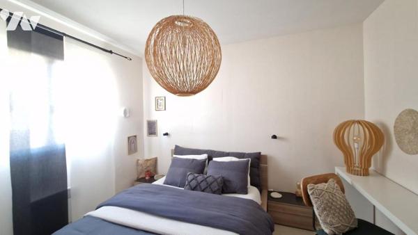 PLAIN-PIED DE TROIS CHAMBRES-JOLI JARDIN AVEC TERRASSE