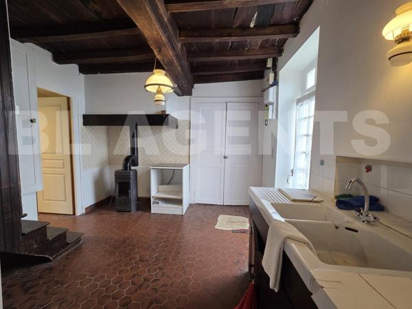 Maison ancienne de 75m² et ses dépendances et son terrain constructible, sur la route des Lacs du Mo