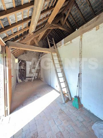 Maison ancienne de 75m² et ses dépendances et son terrain constructible, sur la route des Lacs du Mo