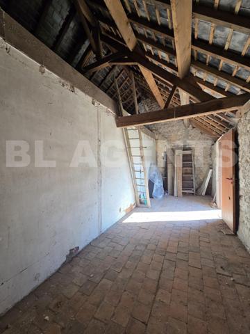 Maison ancienne de 75m² et ses dépendances et son terrain constructible, sur la route des Lacs du Mo