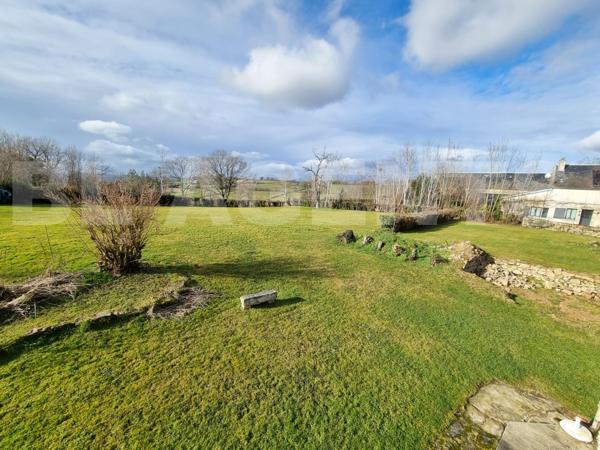 Maison ancienne de 75m² et ses dépendances et son terrain constructible, sur la route des Lacs du Mo