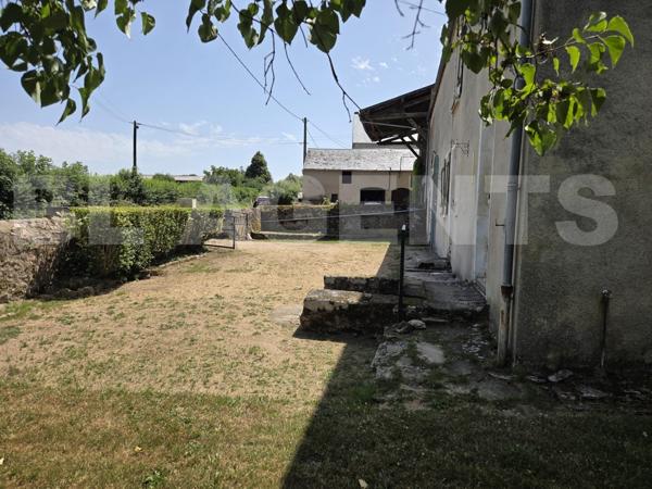 Maison ancienne de 75m² et ses dépendances et son terrain constructible, sur la route des Lacs du Mo